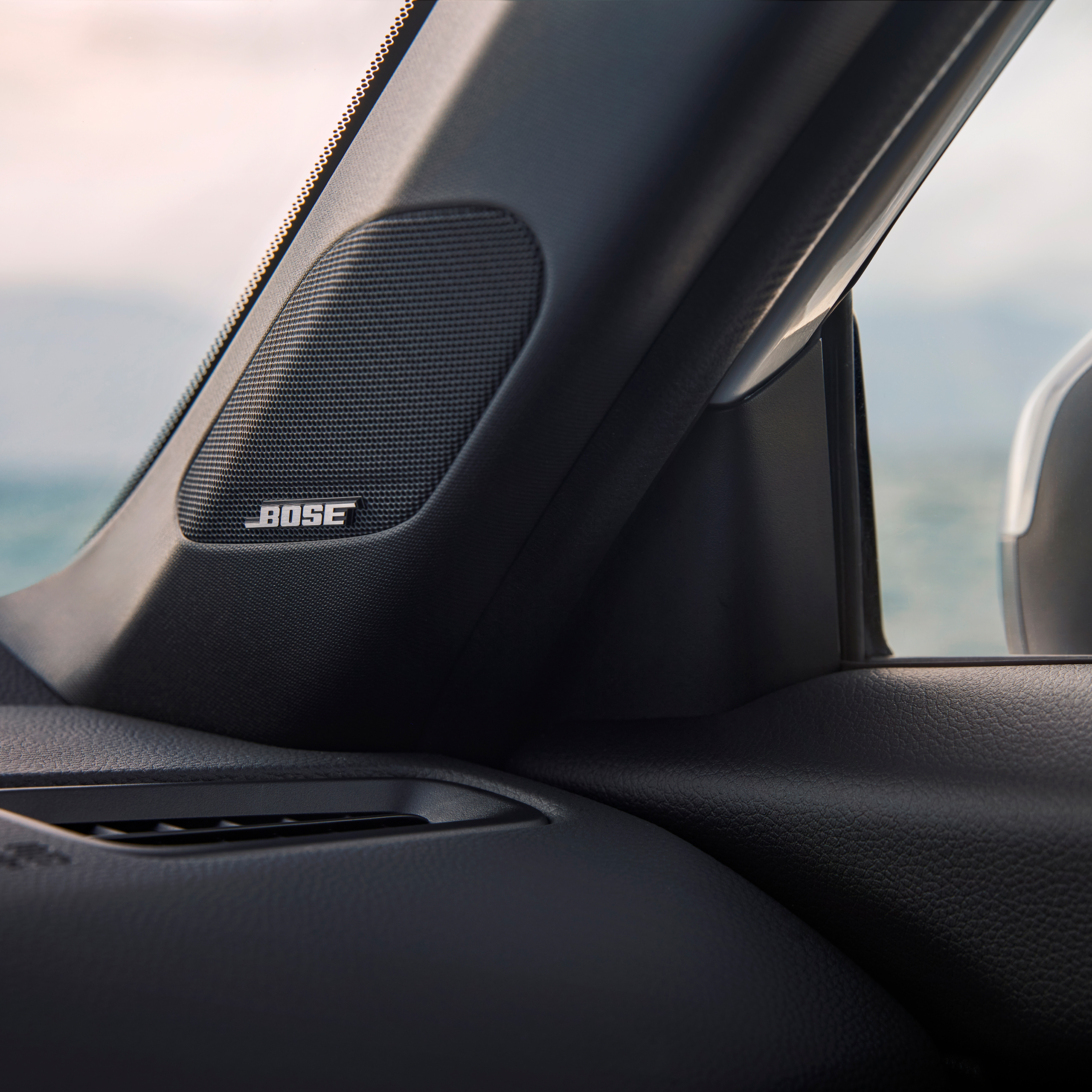 Nærbillede af Bose-logoet og højttaleren inde i Civic Hybrid.